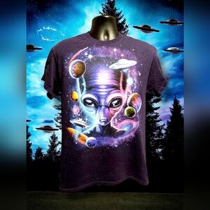 EUC Gildan Alien Graphic Print Men's Size Medium Short Sleeve Tee Crew Neck